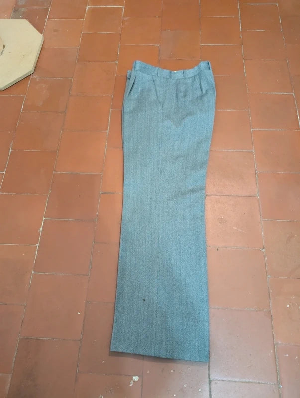Élégant costume à rayures en laine