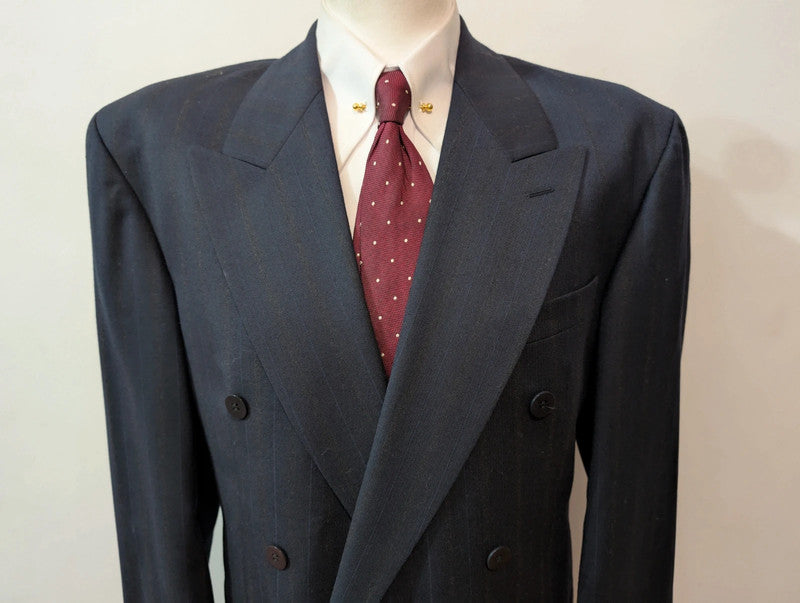 Élégant costume croisé pinstripe en laine