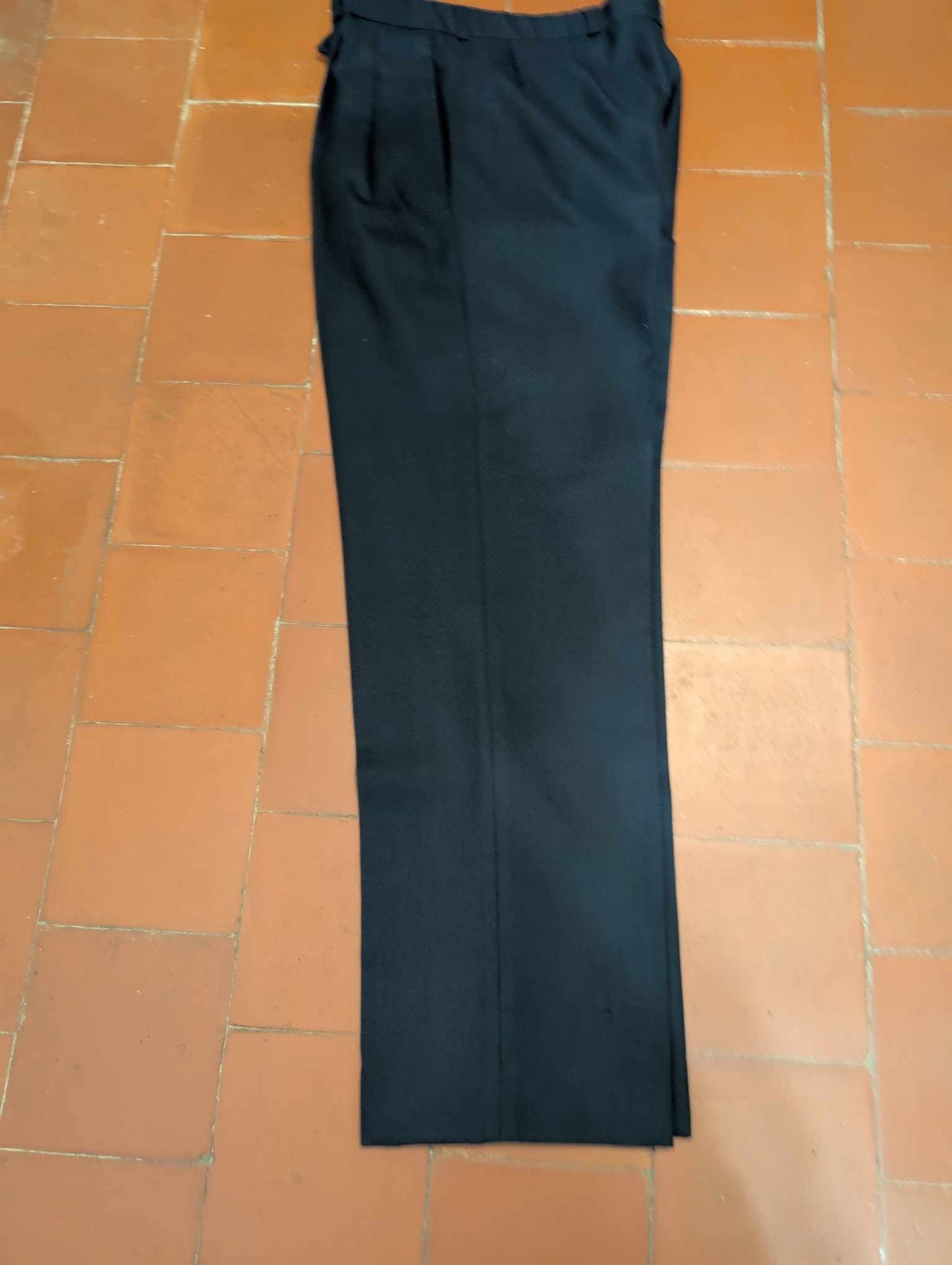 Majestueux costume croisé de couleur bleu marine en laine