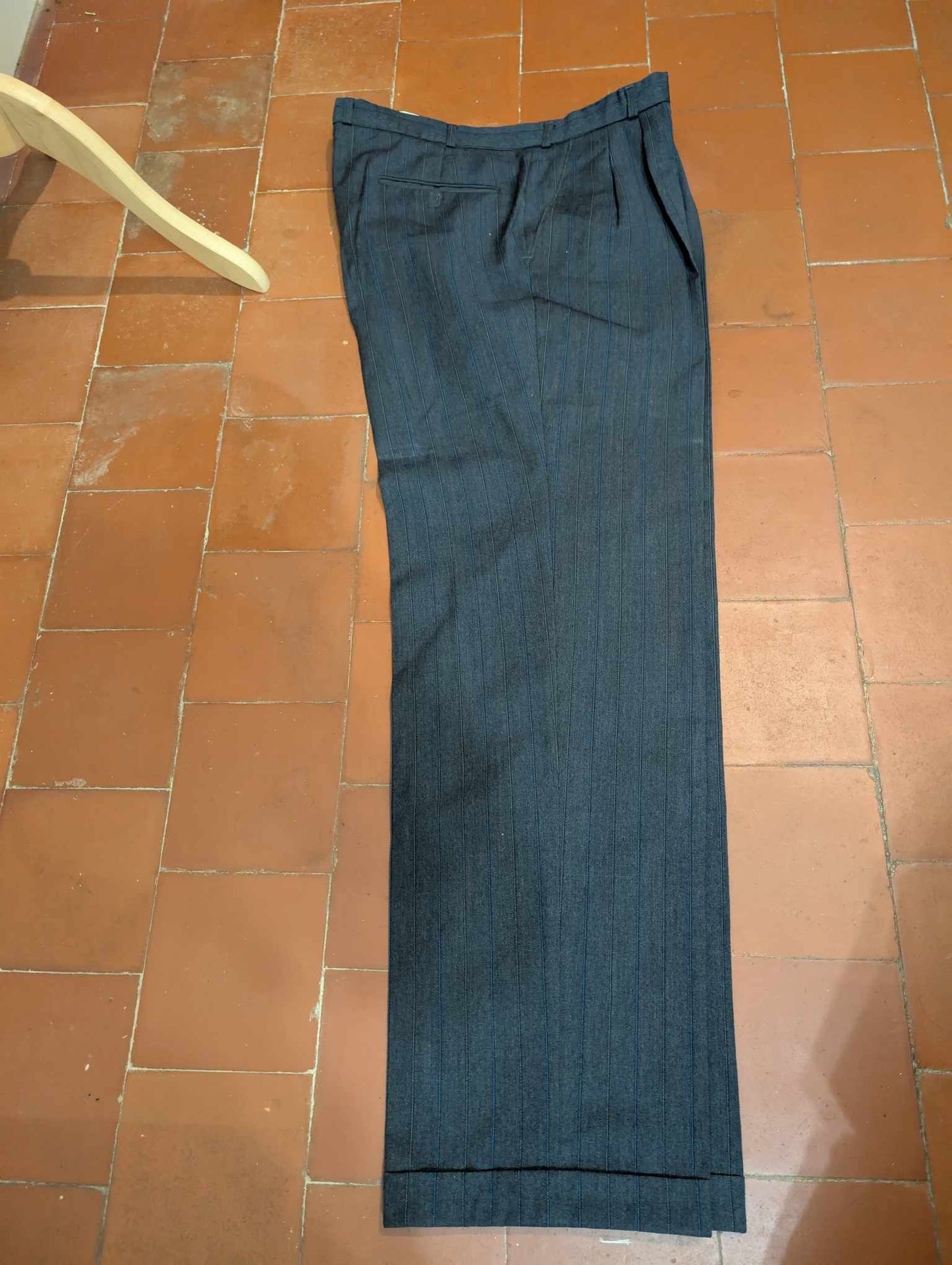 Ravissant costume croisé pinstripe en laine