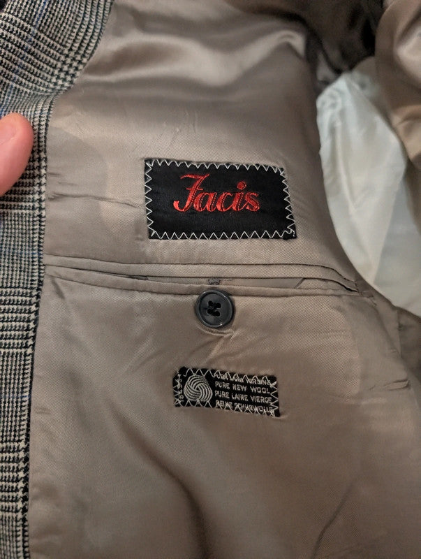 Élégant costume gris en flanelle lourde