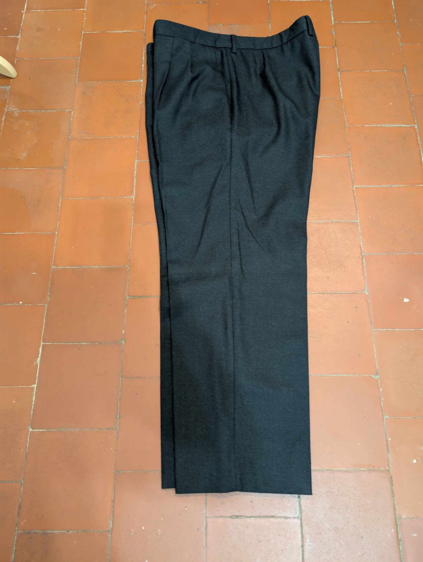 Sombre costume croisé gris en flanelle de laine