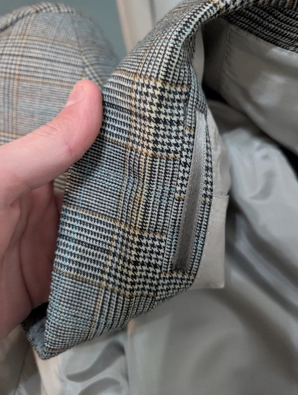 Erhabener zweireihiger Flanellanzug