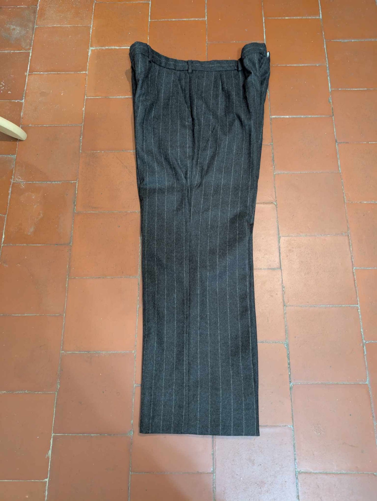 Élégant costume chalkstripe marron en flanelle