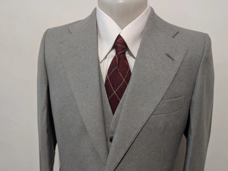 Sympathique costume 3 piece gris en flanelle