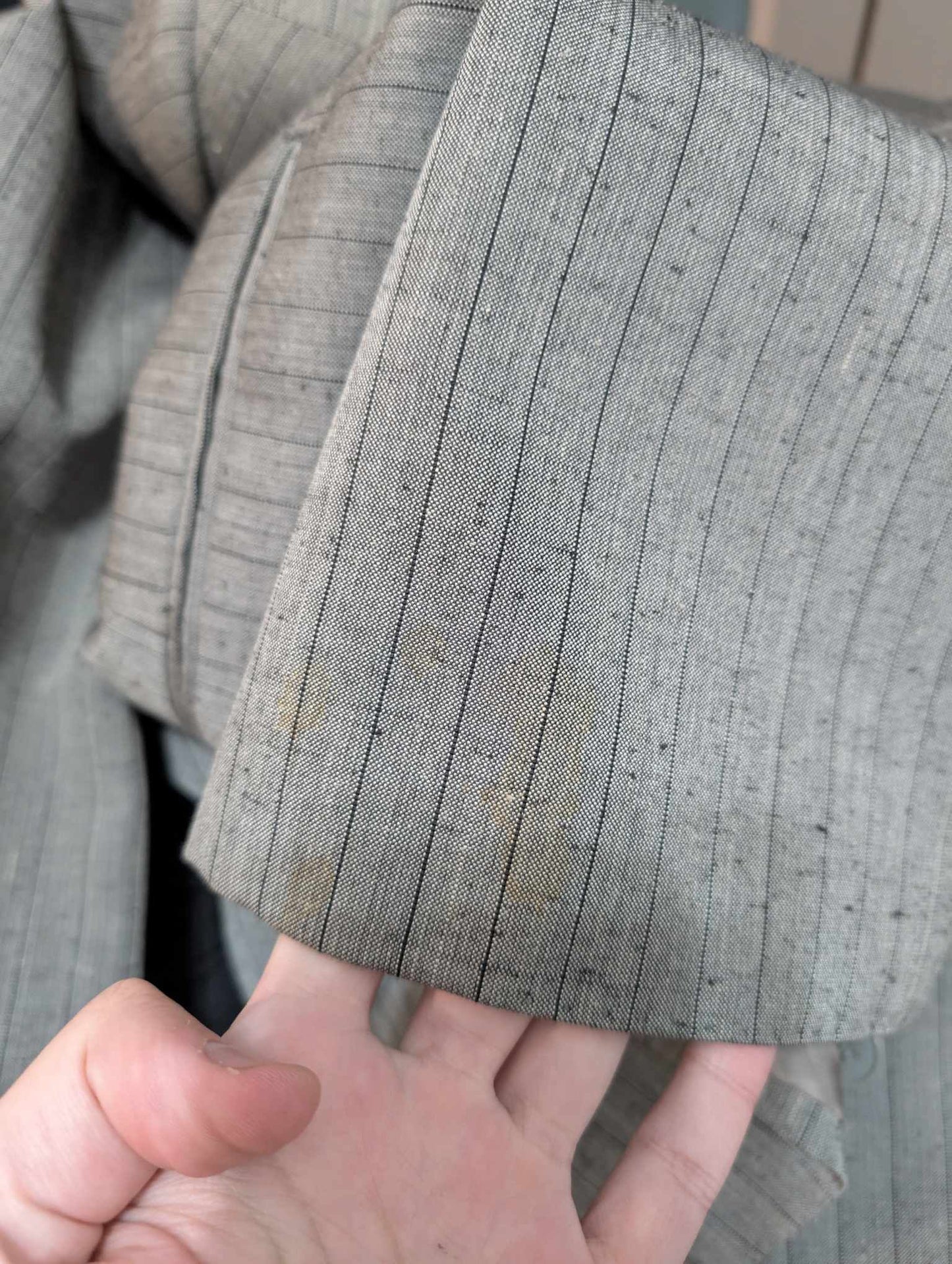 Gentille costume croisé pinstripe de couleur gris en laine
