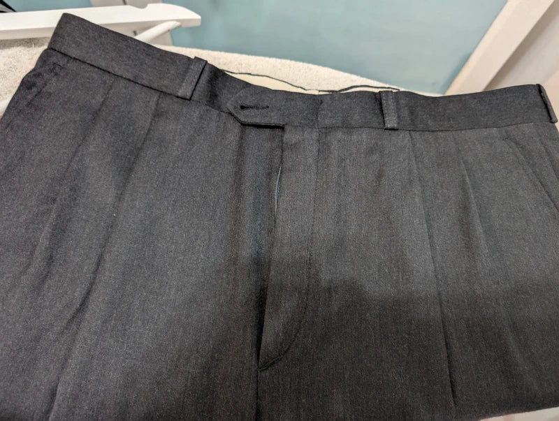 Ravissant costume croisé gris en flanelle