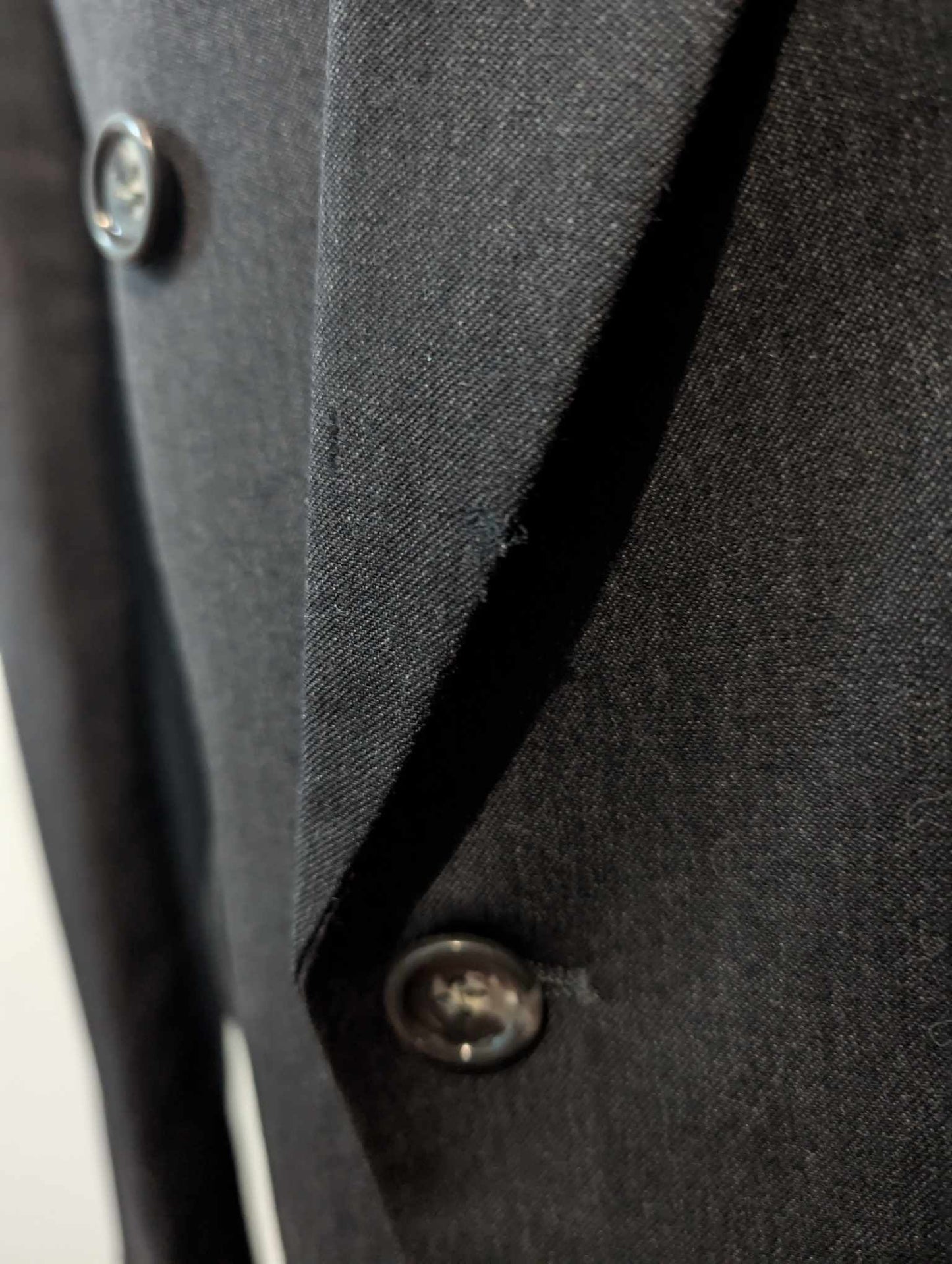 Costume croisé de couleur gris anthracite en laine