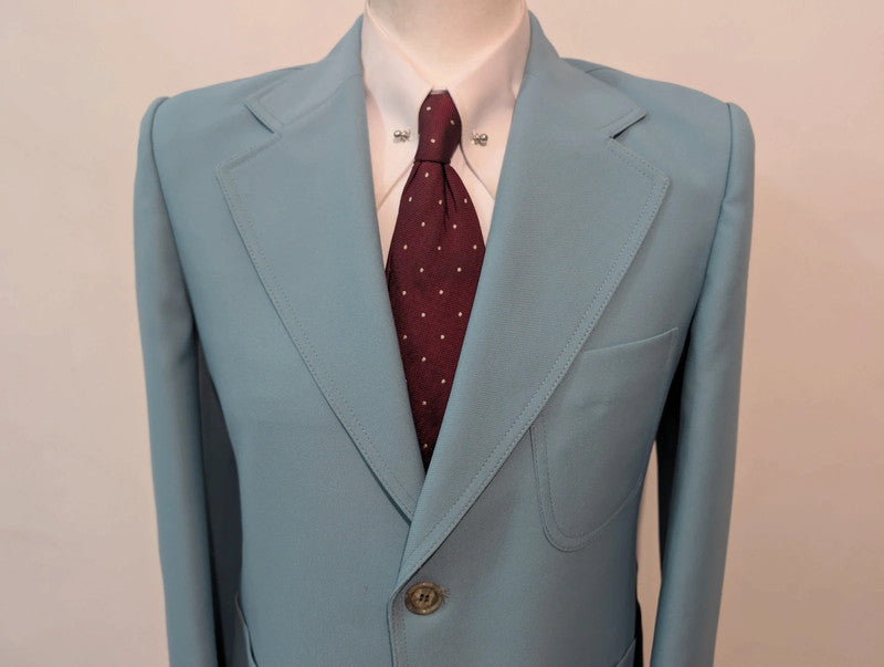 Lumineux costume bleu clair