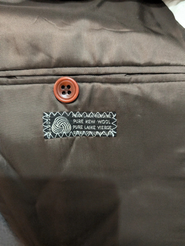 Élégant costume gris a rayure en flanelle