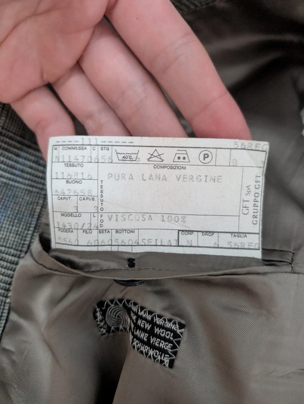 Élégant costume gris en flanelle lourde
