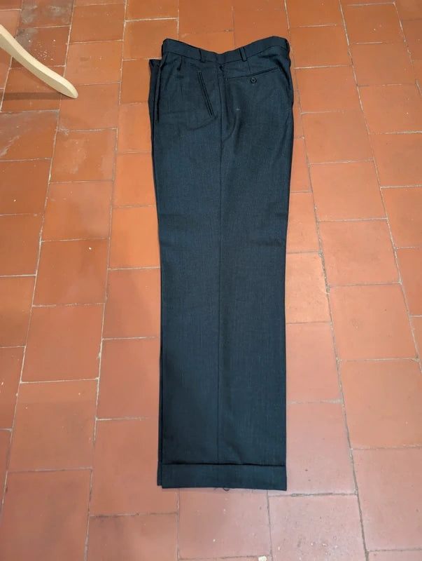 Incroyable costume croisé gris en laine froide