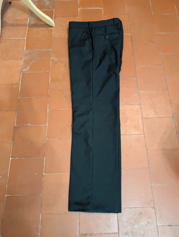 Gentil costume noir en laine