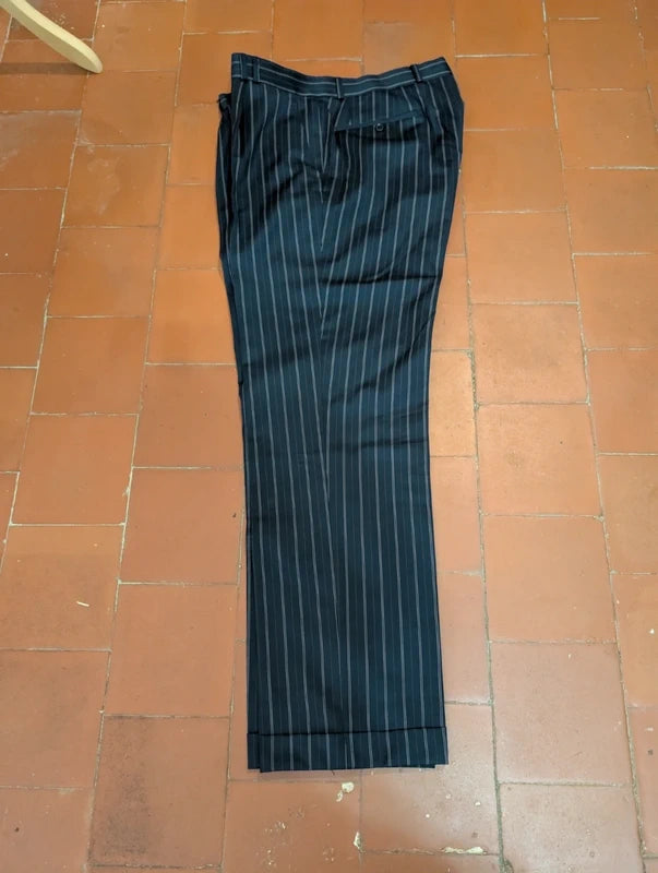 Beeindruckender Nadelstreifenanzug aus Wolle