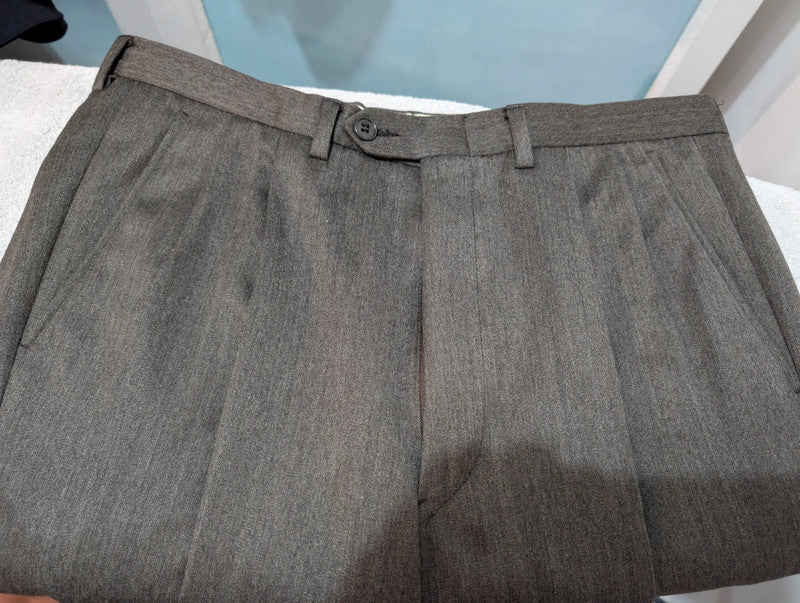 Mystérieux costume marron en flanelle de laine