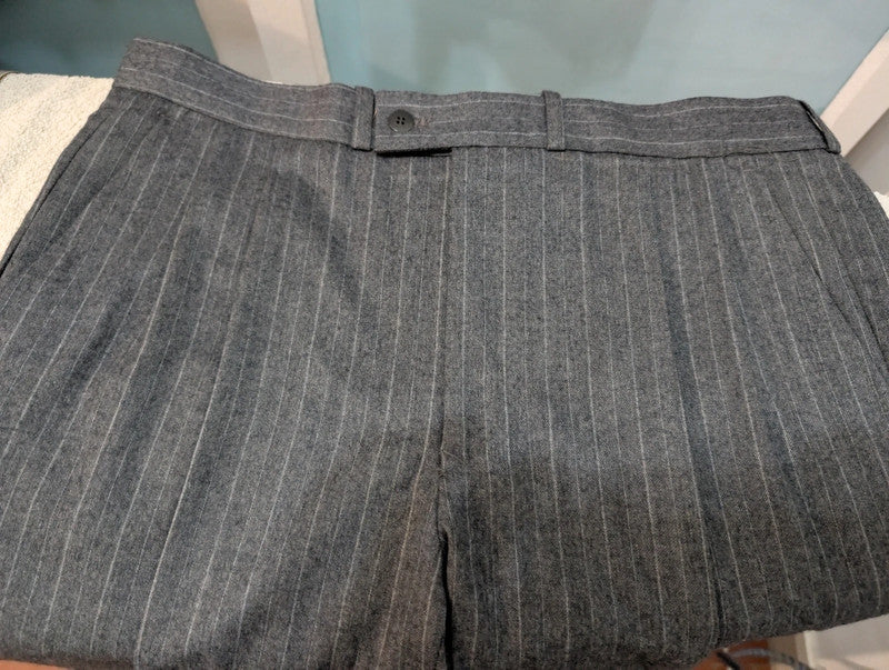 Élégant costume pinstripe en flanelle