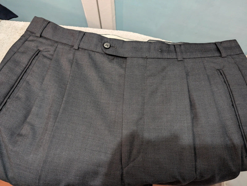 Redoutable costume croisé gris en laine