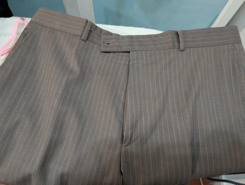Élégant costume pinstripe en laine