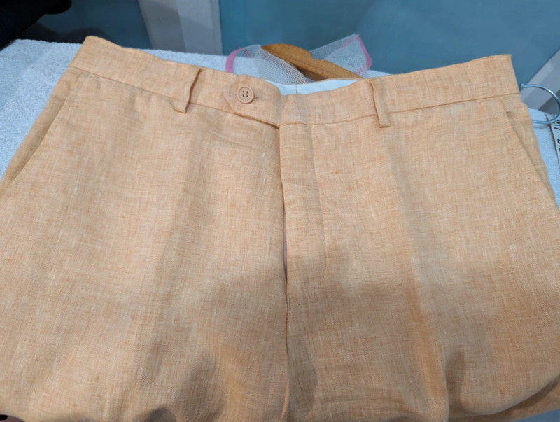 Mignon costume orange en lin