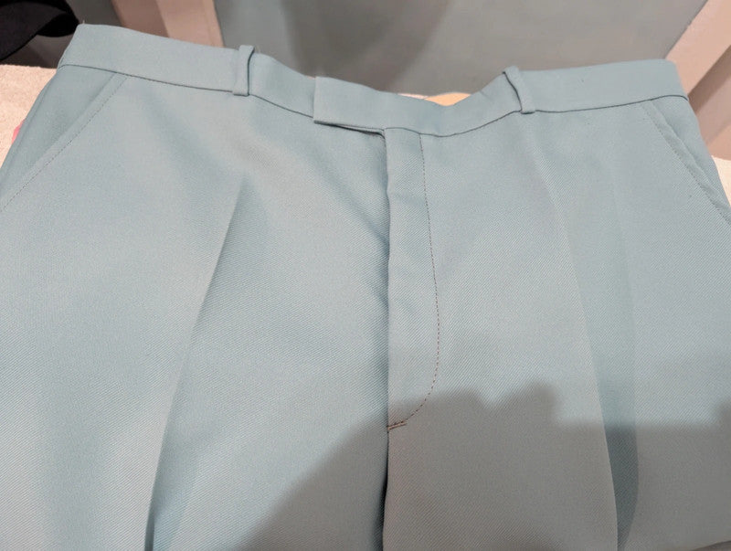 Lumineux costume bleu clair