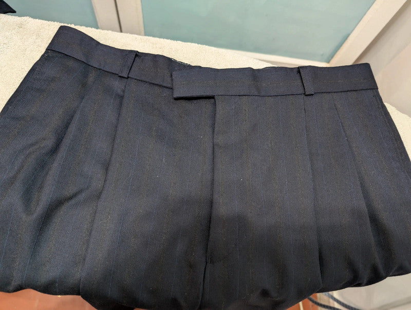 Élégant costume croisé pinstripe en laine