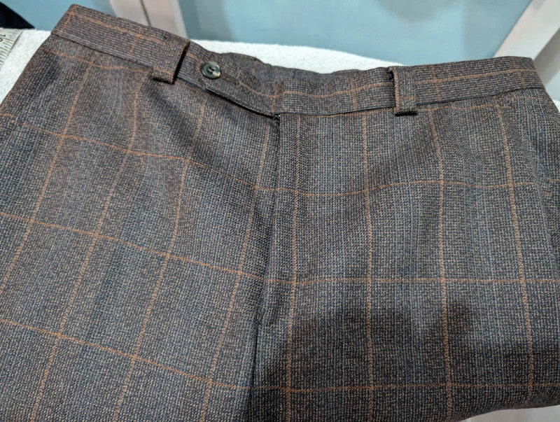 Élégant costume a carreaux en laine