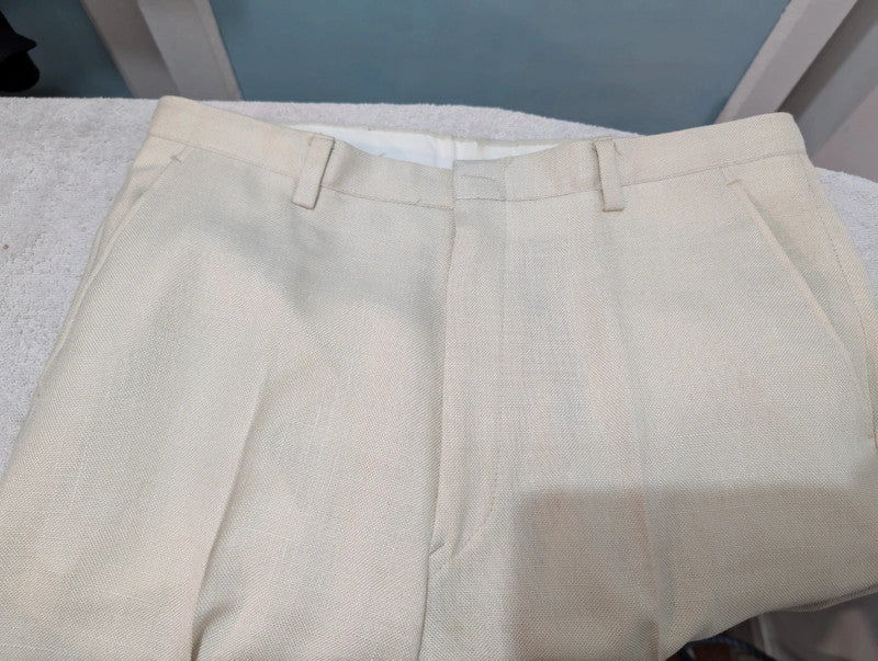Merveilleux costume crème en laine