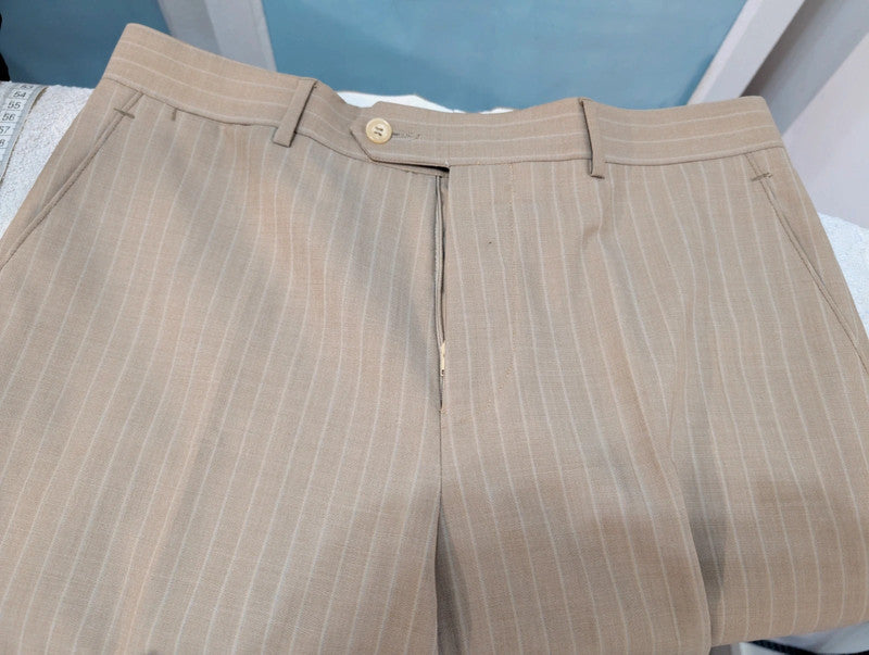 Incroyable costume pinstripe beige en laine légère