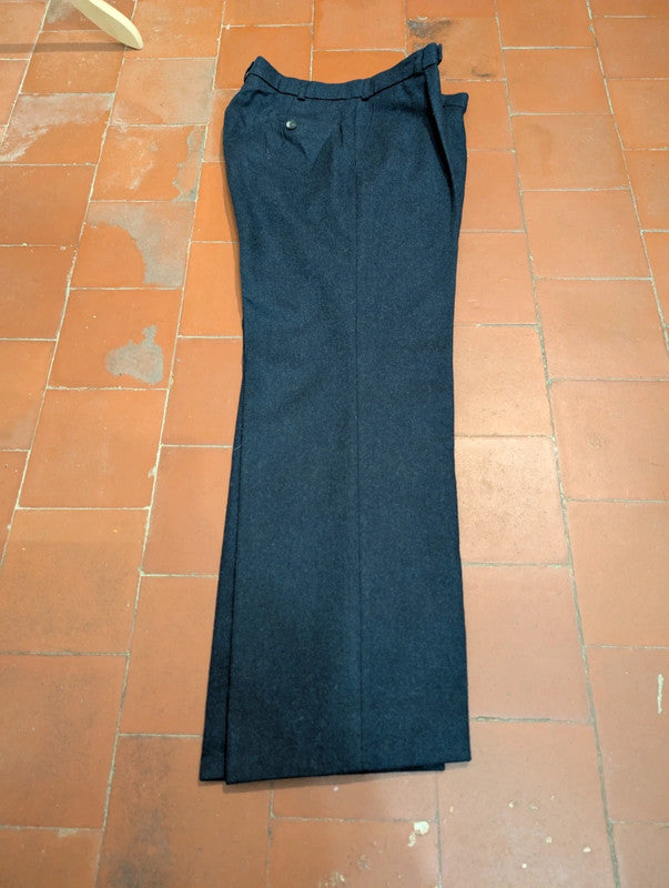 Erhabener blauer Anzug aus schwerem Flanell