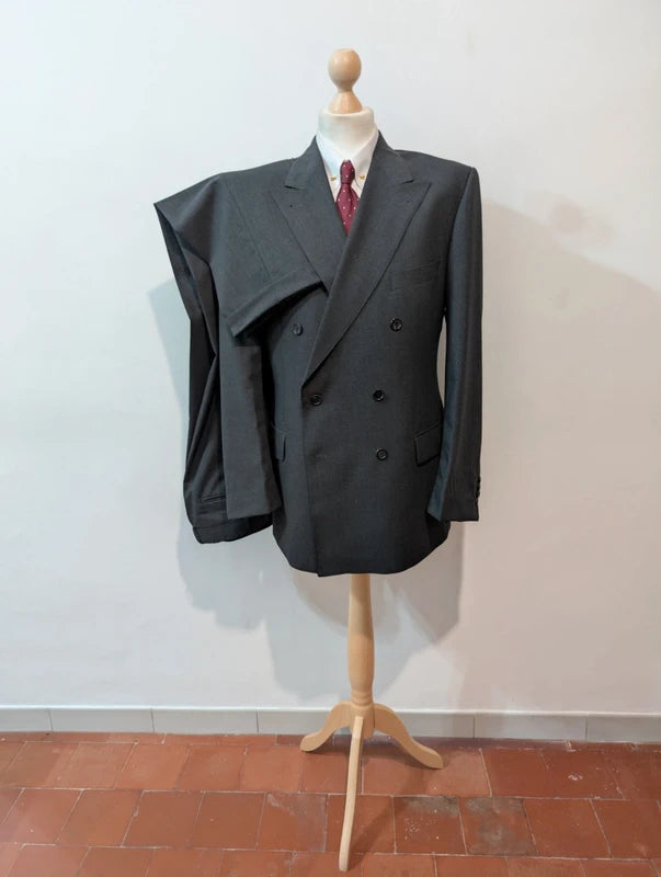 Incroyable costume croisé gris en laine froide