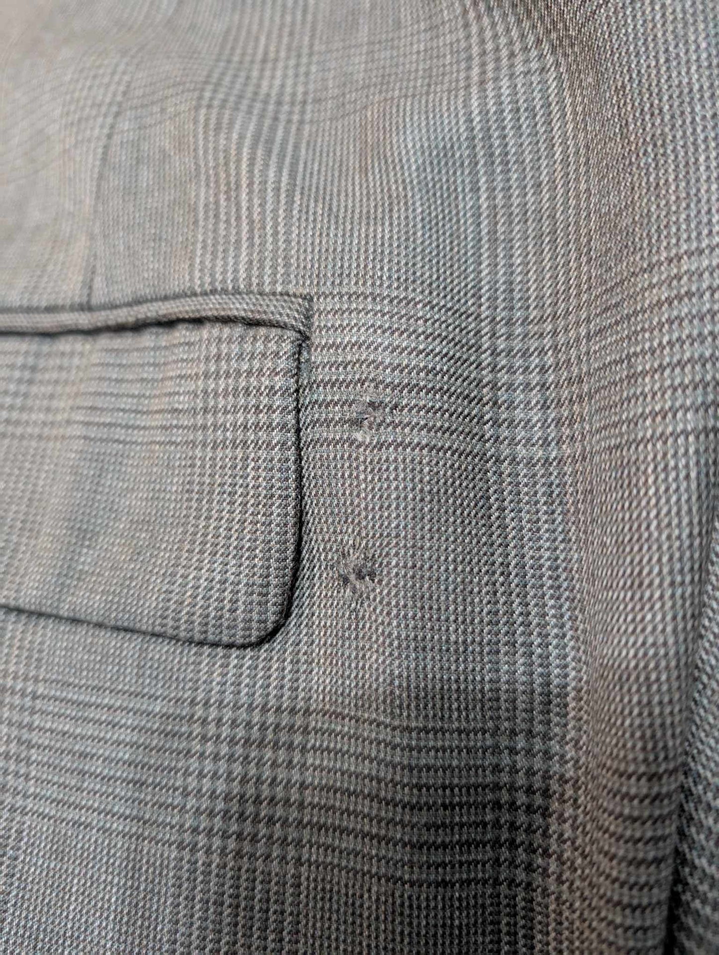 Élégant costume croisé de couleurs gris vert en prince de Galles