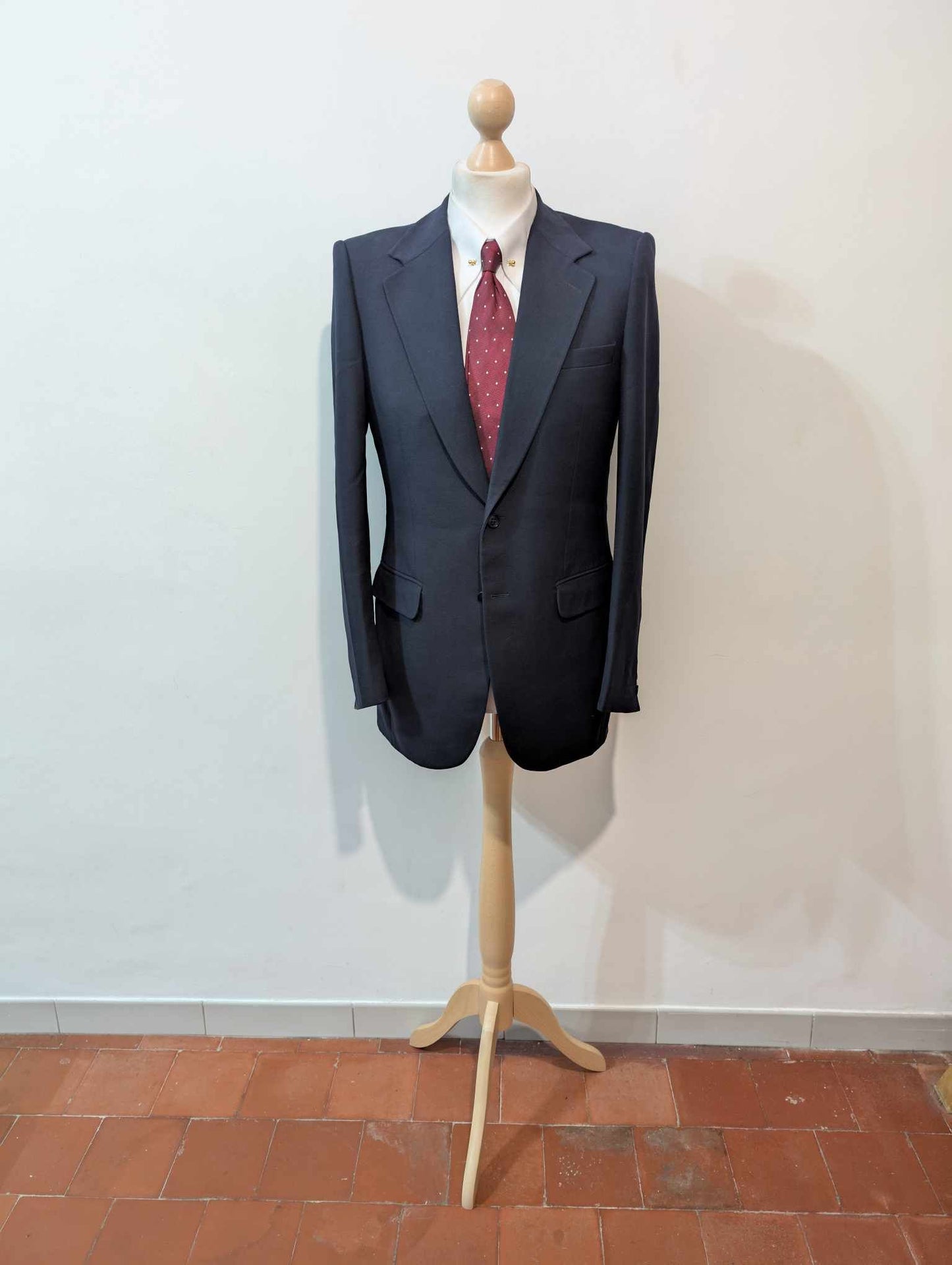Gentille costume bleu marine en laine