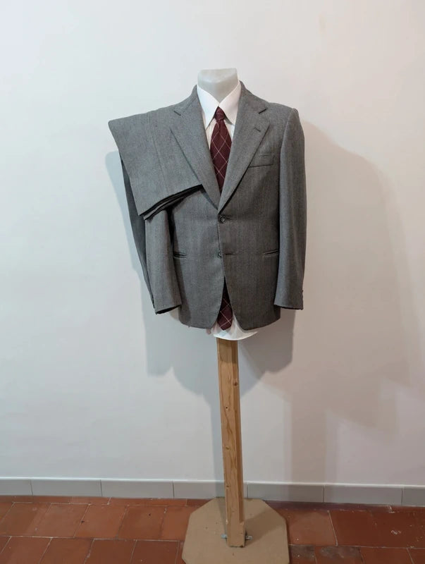 Élégant costume à rayures en laine