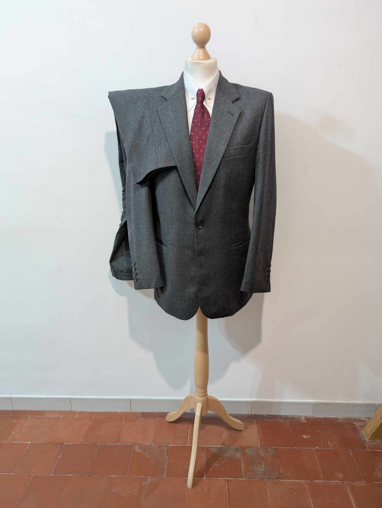 Gentil costume gris en flanelle de laine