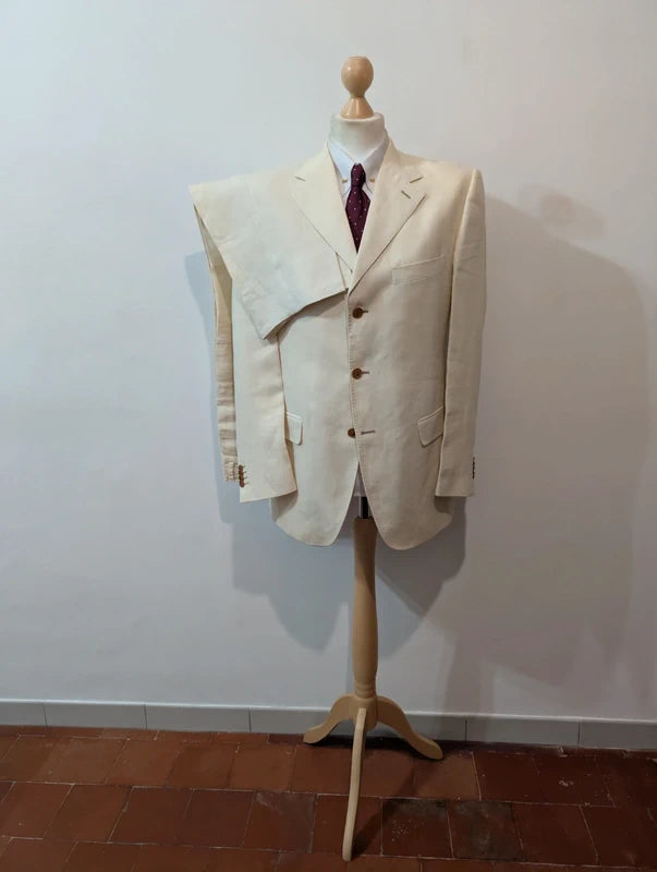 Lumineux costume crème en lin