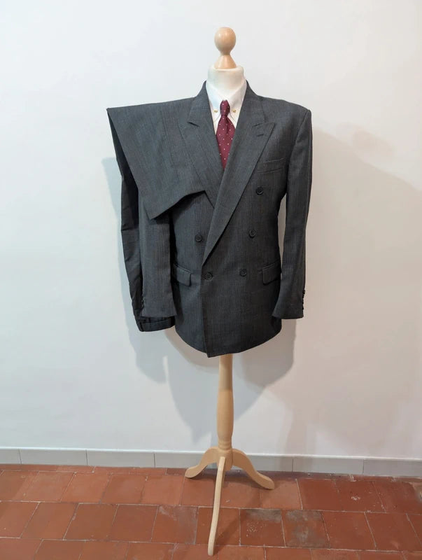 Élégant costume croisé gris en laine