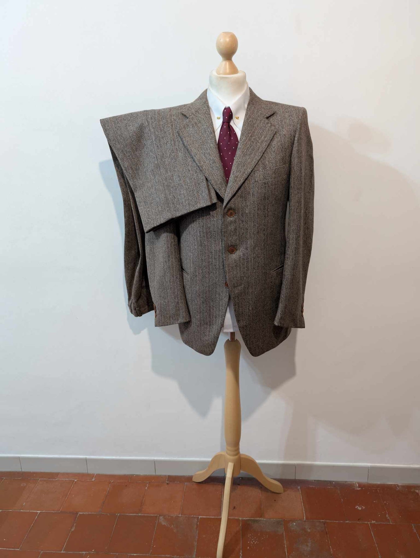 Splendide costume de couleur marron en tweed