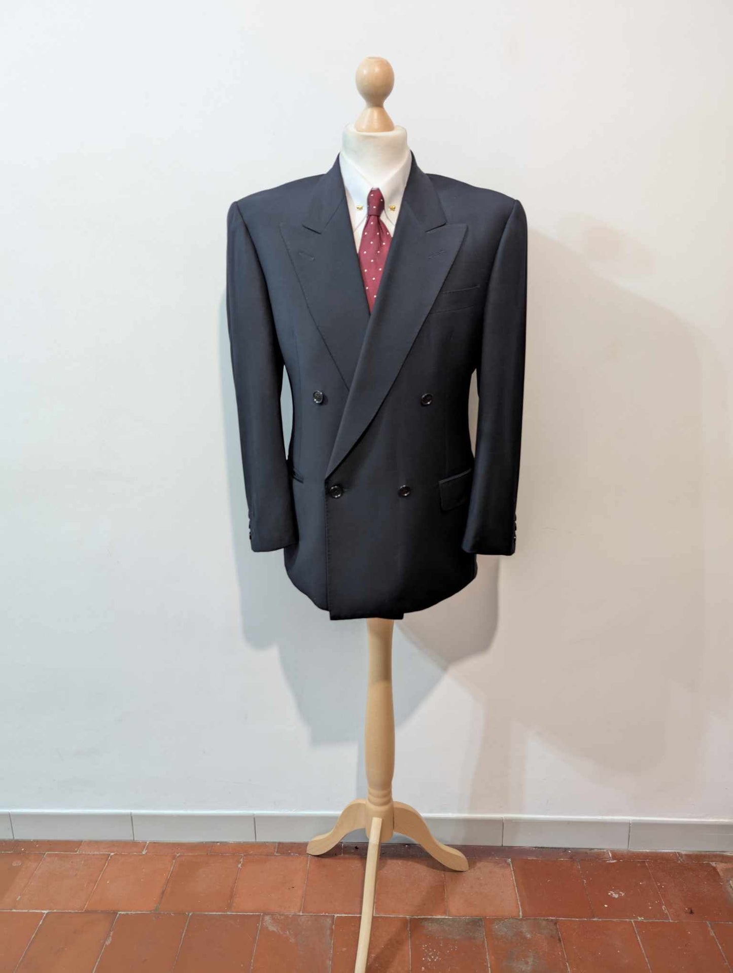 Redoutable costume croisé bleu marine en laine