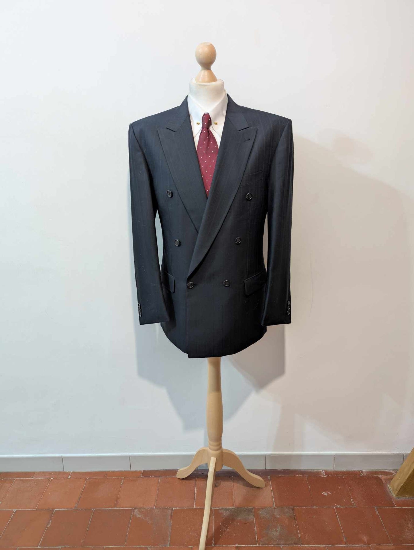 Gentil costume croisé bleu marine en laine