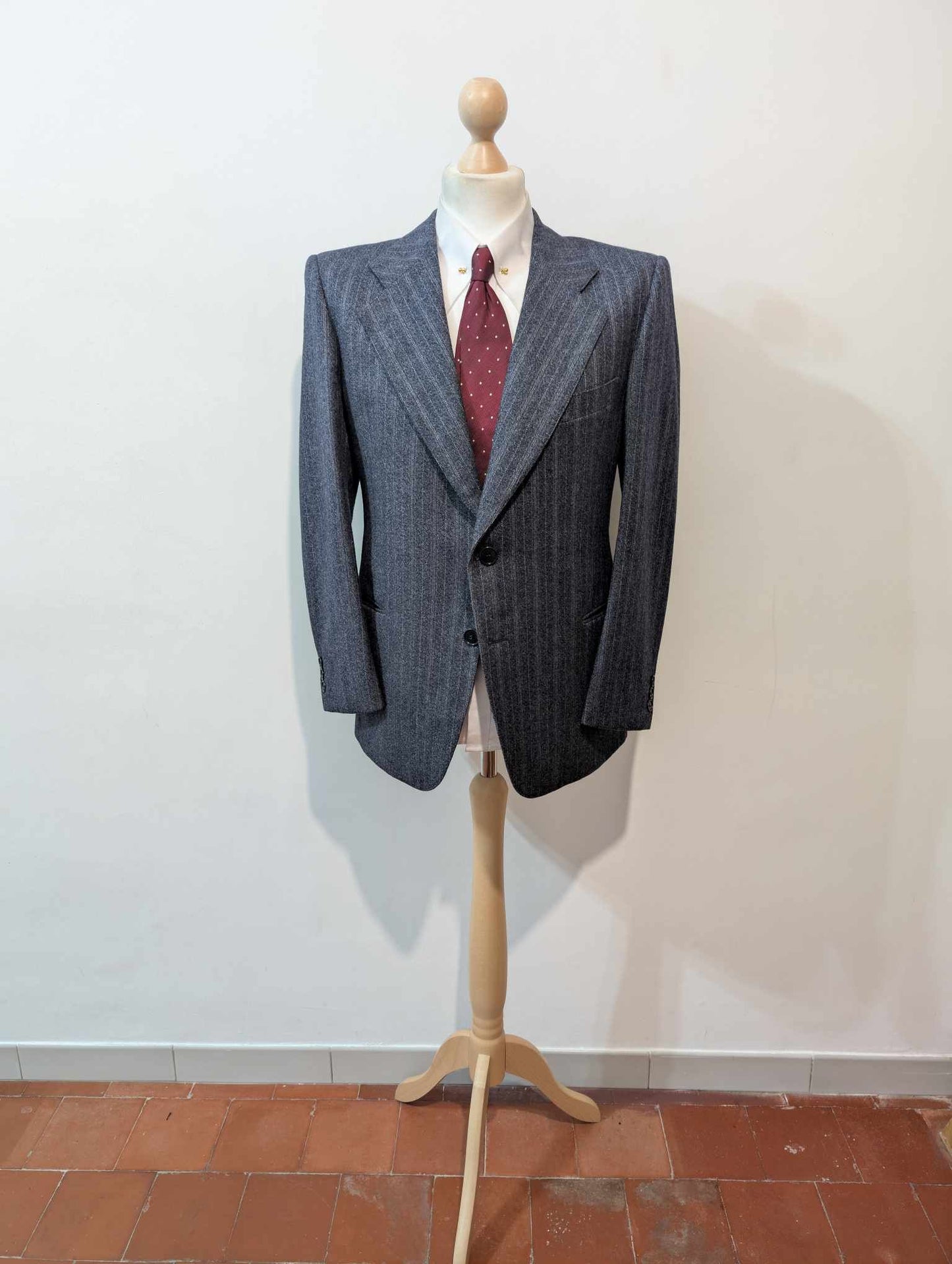 Élégant costume de couleur bleu à rayures en flanelle lourde