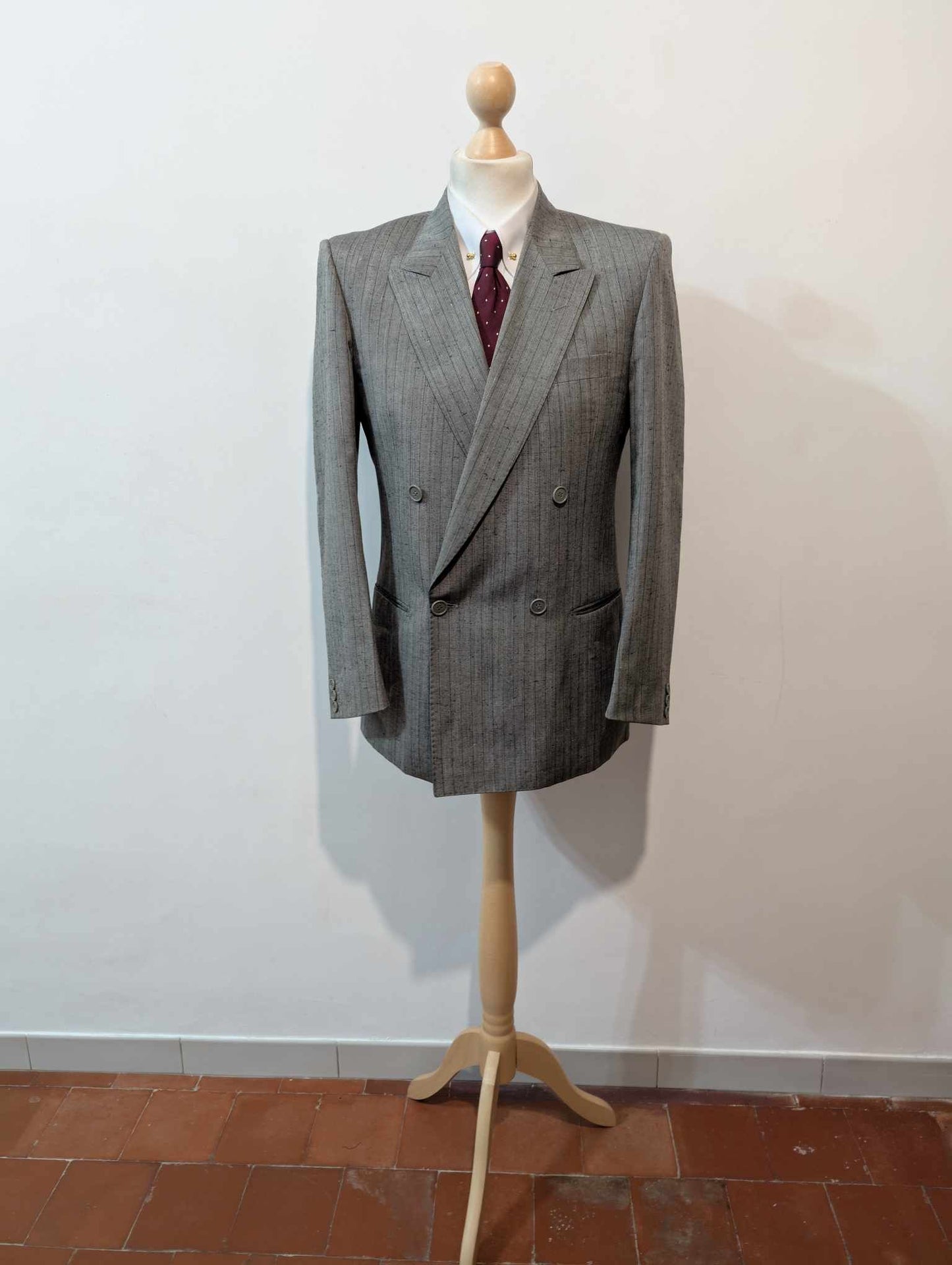 Gentille costume croisé pinstripe de couleur gris en laine