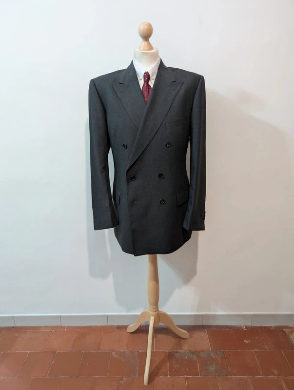 Incroyable costume croisé gris en laine froide