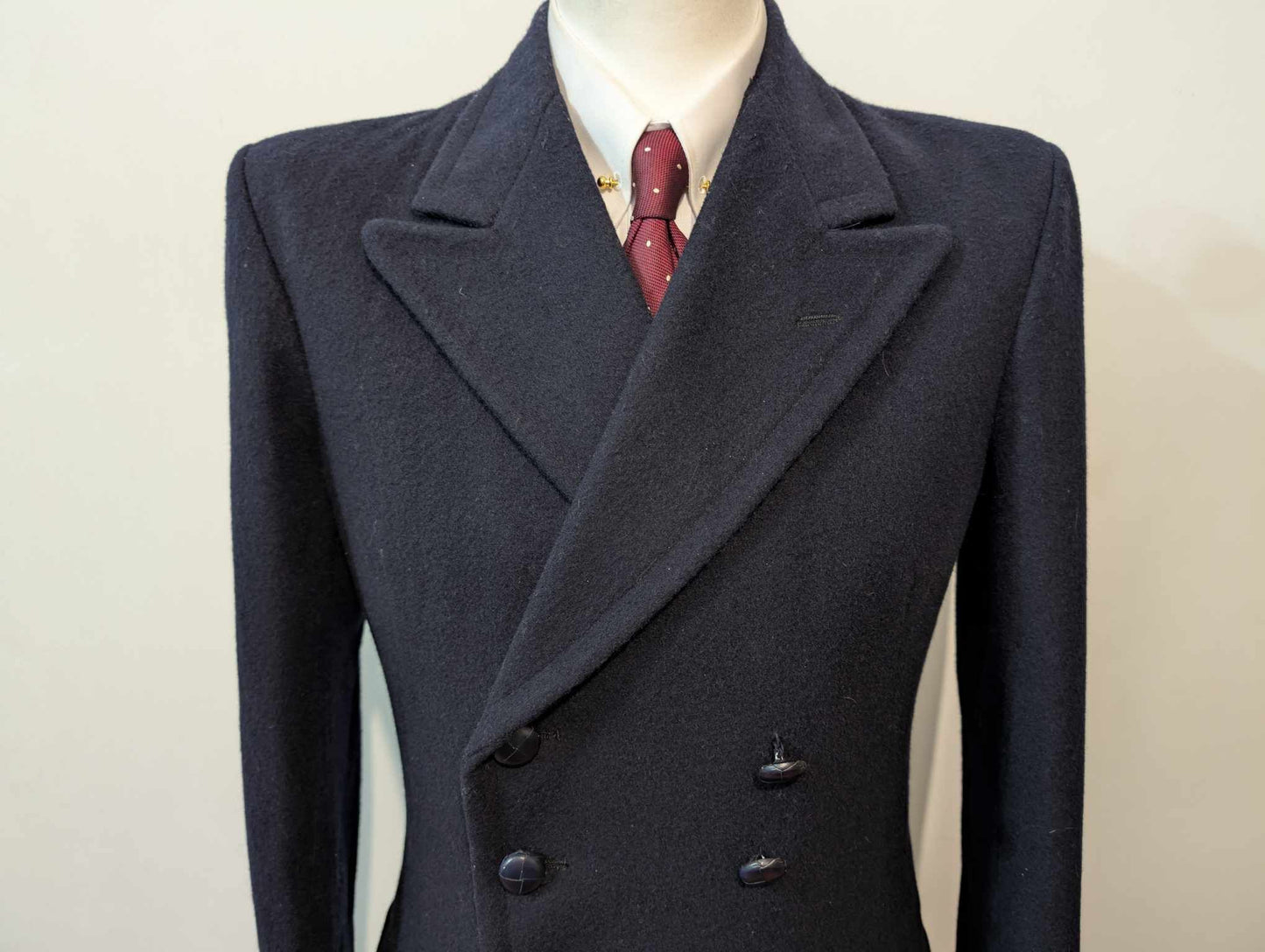 Légendaire manteau croisé de couleur bleu marine en laine.