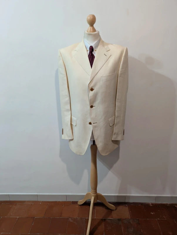 Lumineux costume crème en lin