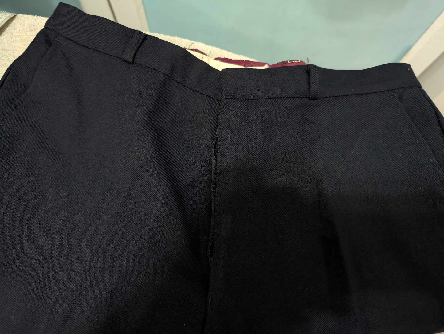 Gentille costume bleu marine en laine
