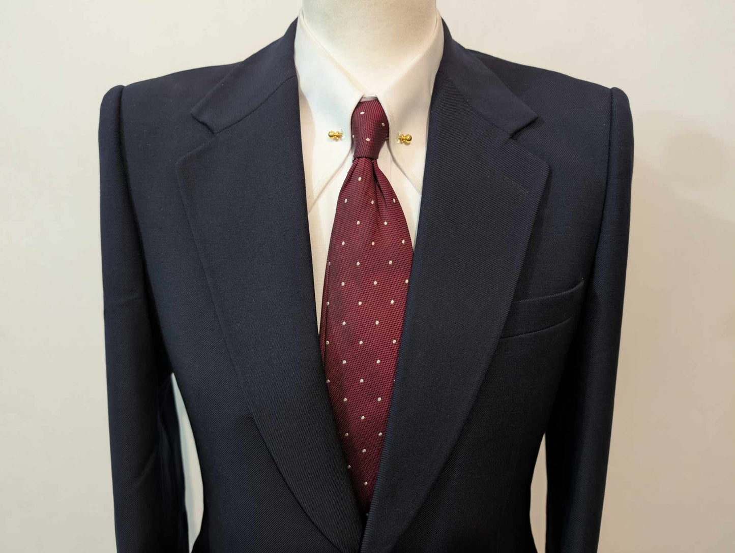 Gentille costume bleu marine en laine