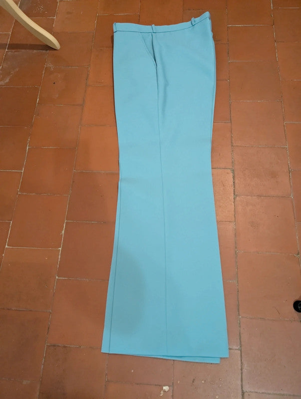 Lumineux costume bleu clair