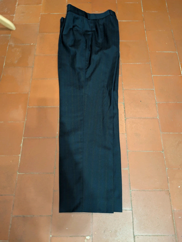 Élégant costume croisé pinstripe en laine