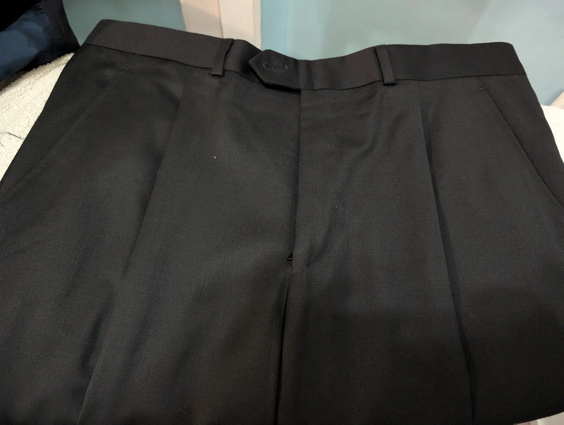 Méchant costume noir en laine