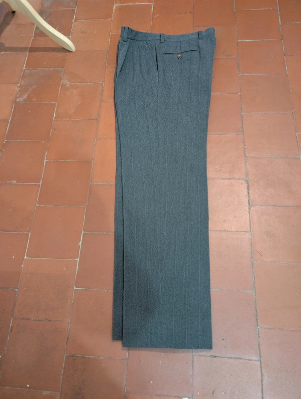 Élégant costume gris a rayure en flanelle